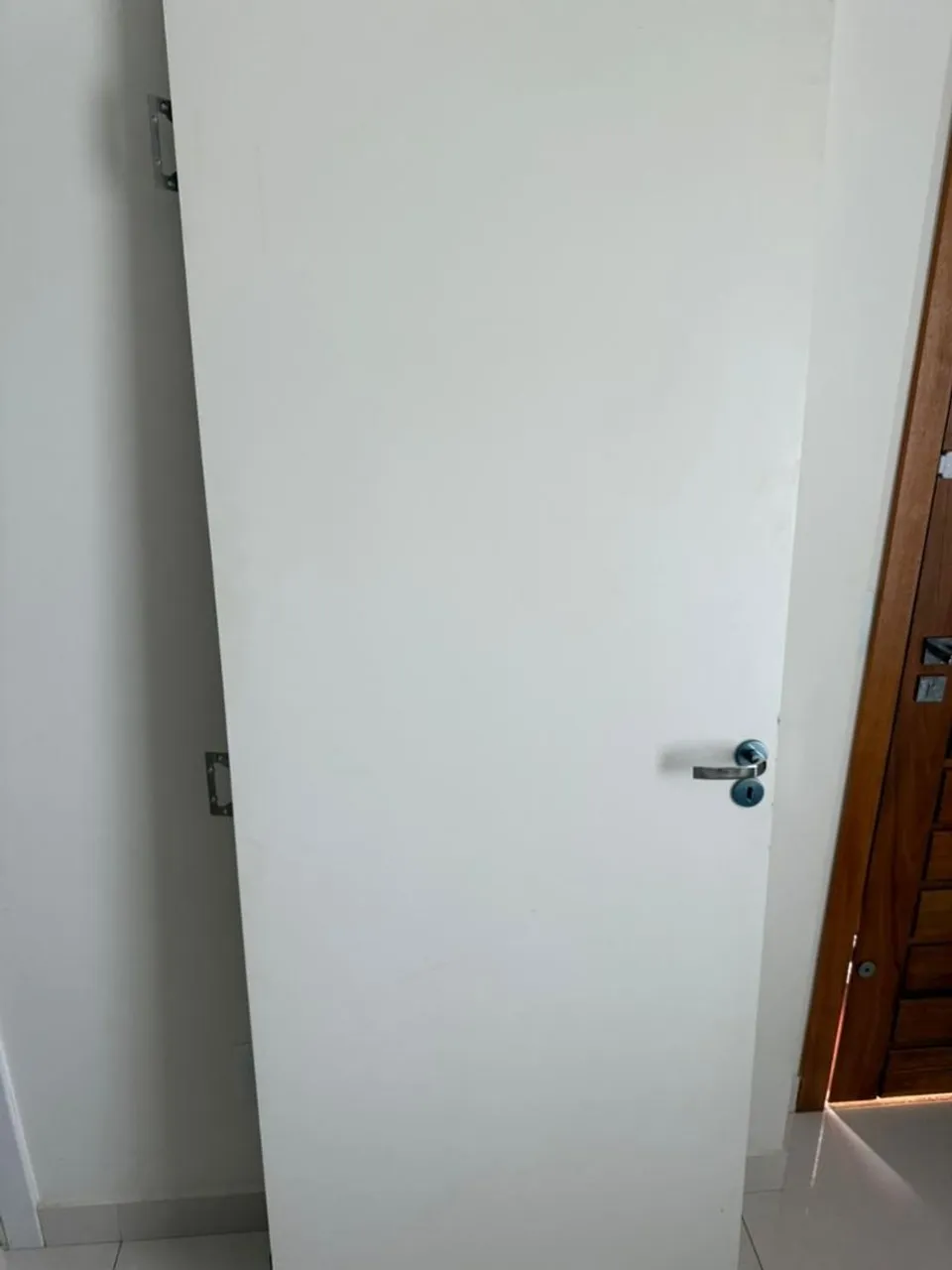 Porta com fechadura, completa (medidas 2,10 x 0,80)