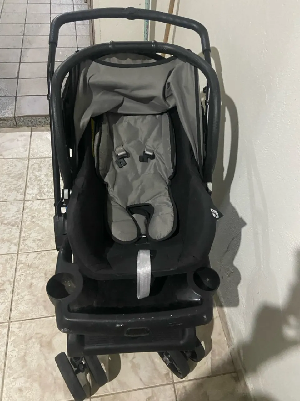 Carrinho de Bebê com Bebê Conforto