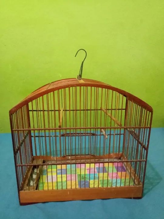 Gaiola de madeira para pássaros