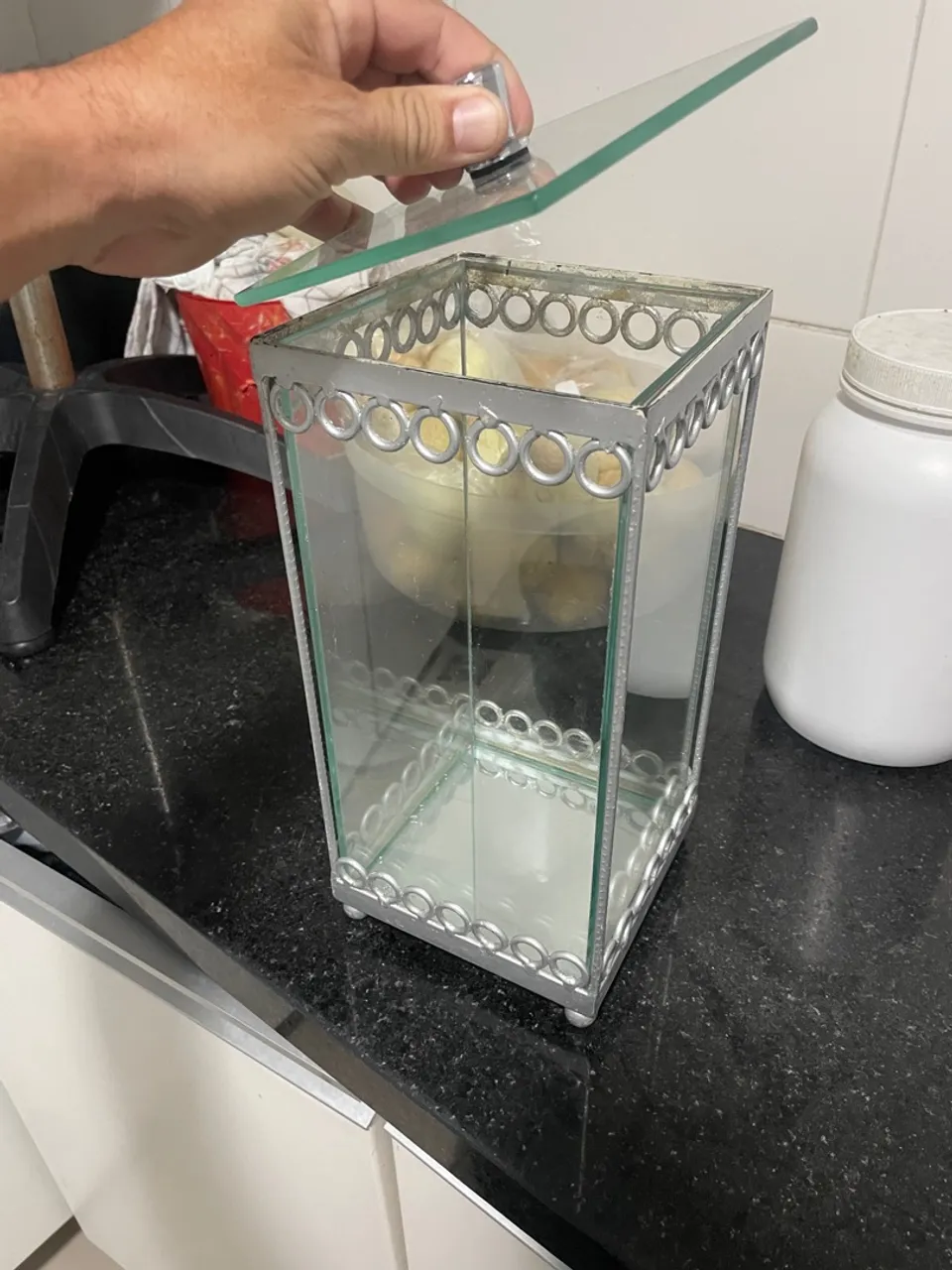 Cubo decorativo de vidro com detalhes em metal