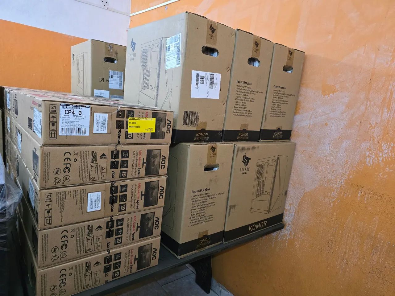 Batch of Monitor and Case64168565378819123