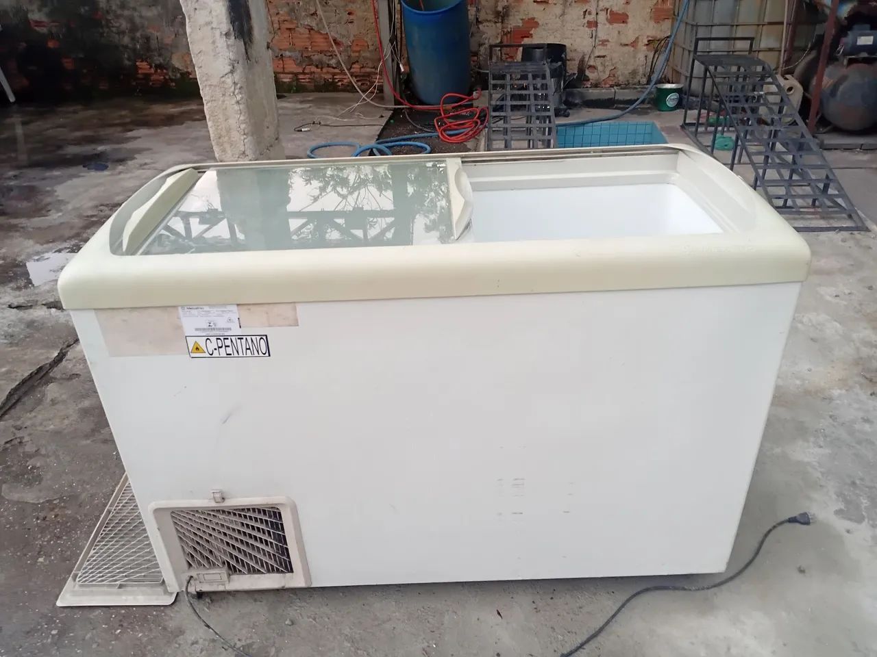 vendo freezer 336 litros 220 tampa de vidro  metal  frio