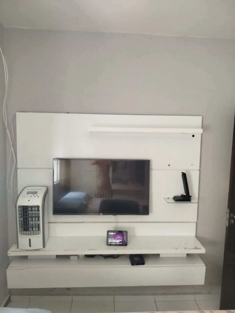 Painel para TV com prateleira