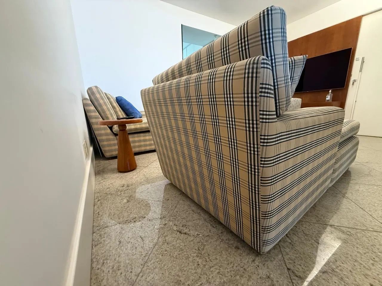 02 Sofás Chaise (precisa de reforma no tecido) - Foto 3