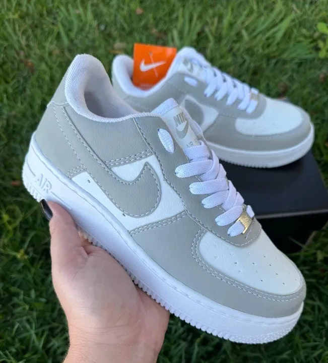 Tênis Nike Air Force 1 - Cinza e Branco