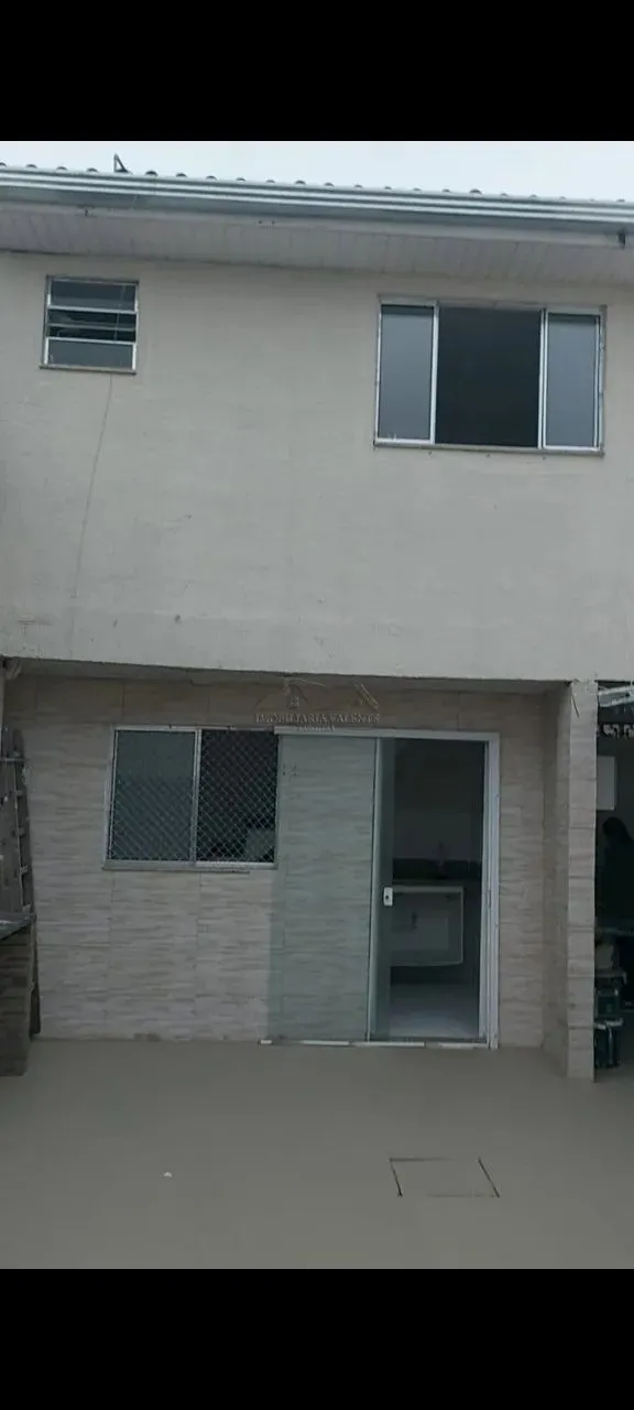 Sobrado à venda em Curitiba-PR, bairro Novo Mundo: 3 quartos, 3 banheiros, 4 vagas de gara