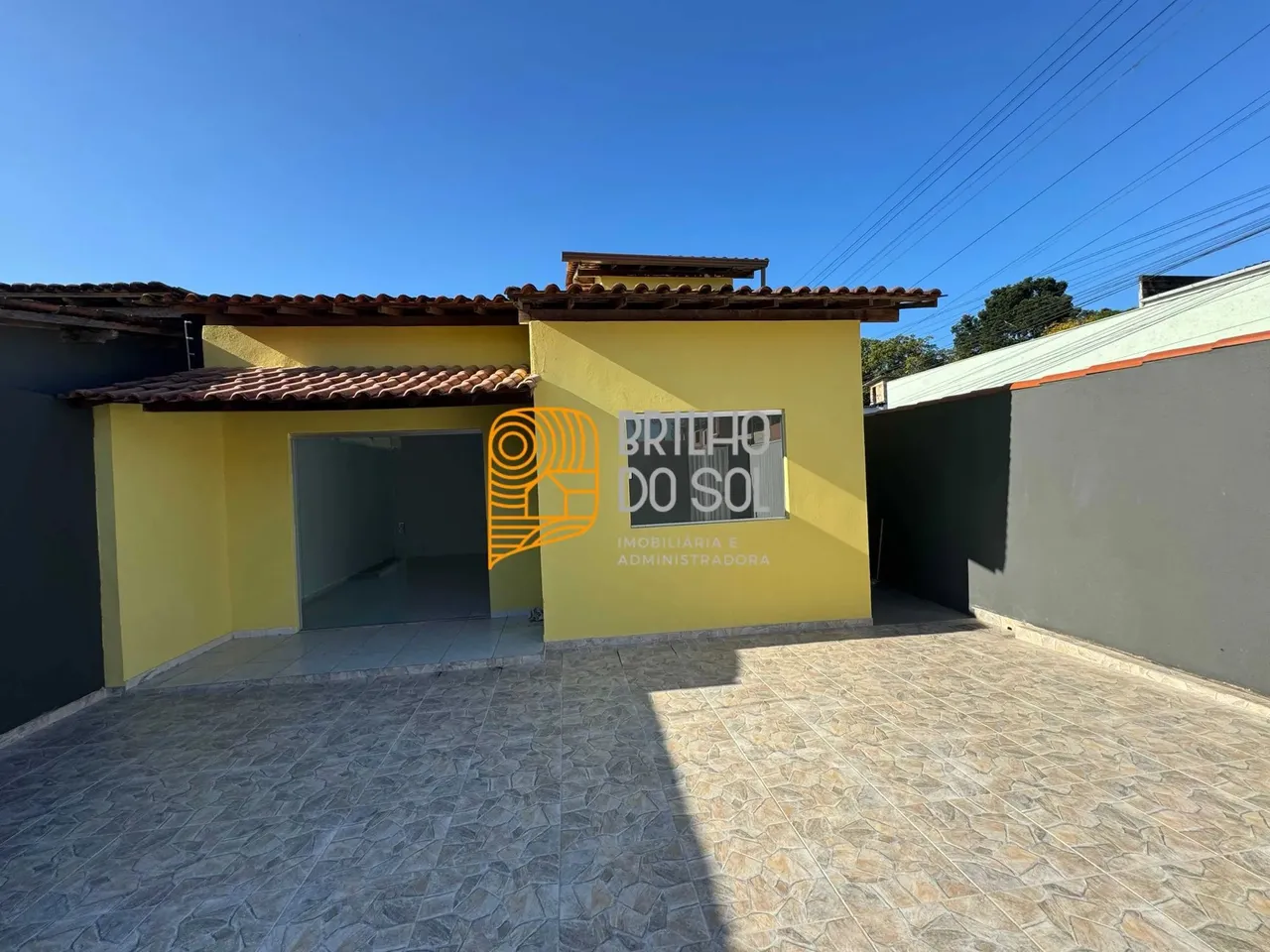 Casa Individual com 2 Quartos (1 Suíte), Garagem e Área de Serviço - Conforto e Praticidad