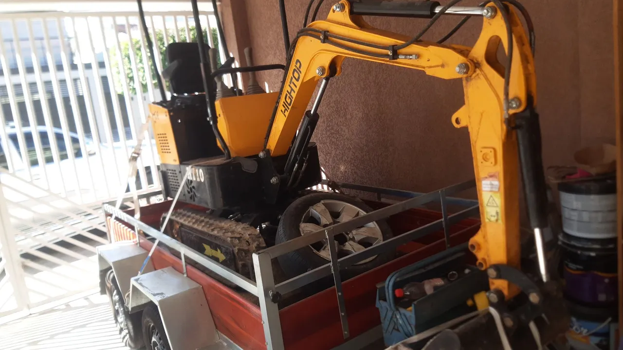 Mini Escavadeira Hightop HT10 - Pronta para o trabalho!