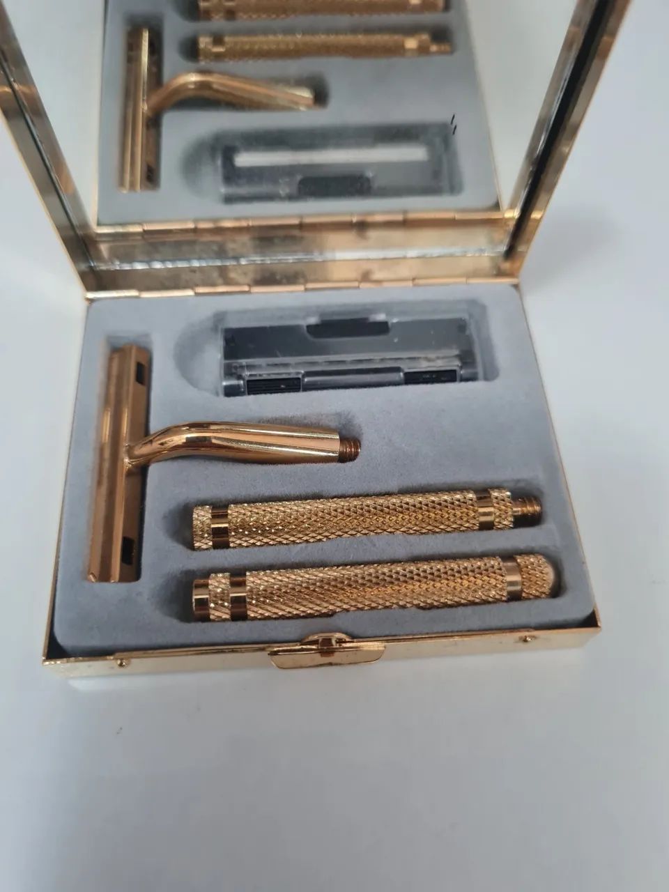 Kit de barbear vintage em caixa dourada - antigo - Foto 2