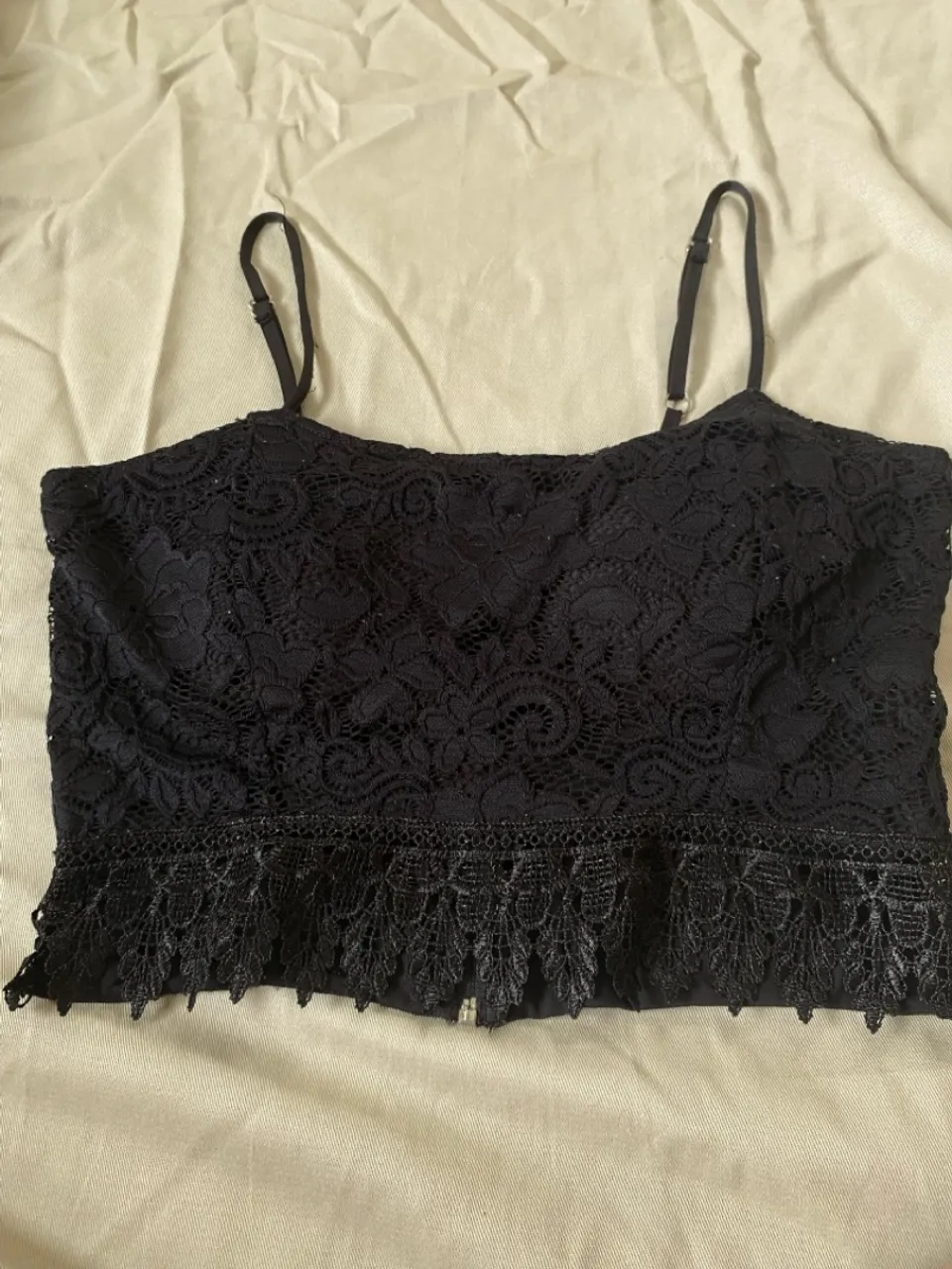 Cropped de renda com alça ajustável