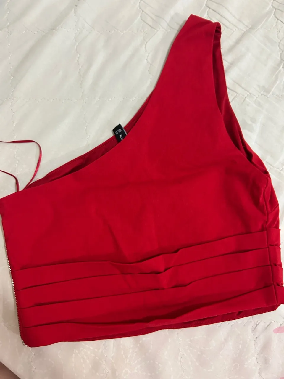 Top vermelho de um ombro só com detalhes