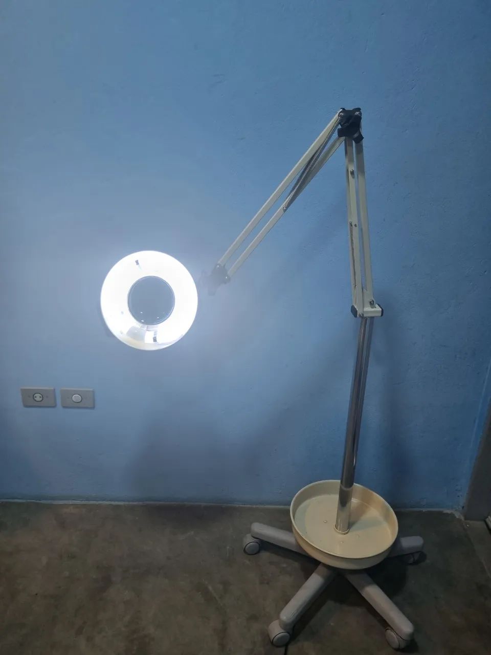 Lupa luminaria articulada com rodízio  - Foto 2