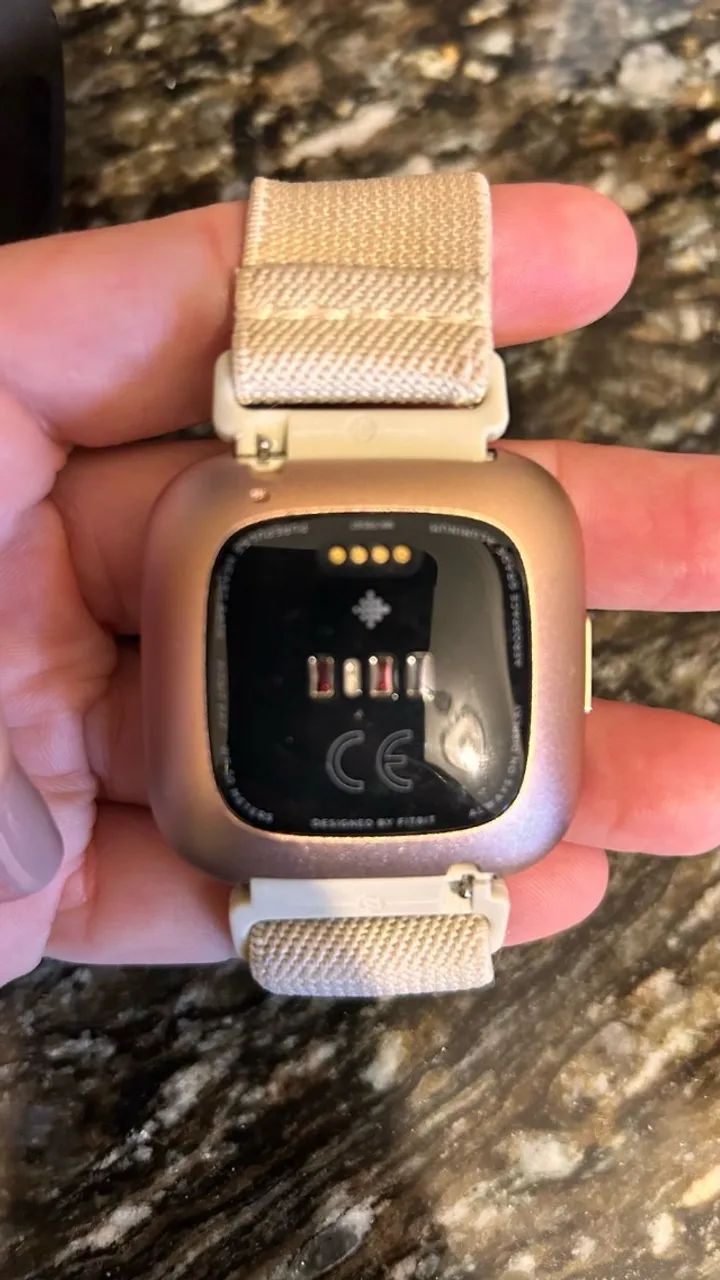 Fitbit Versa 3 | Gold/branco - Foto 3