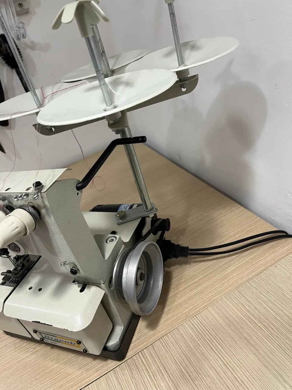 Máquina de Costura Galoneira Portátil 3 Agulhas Bracob - MUITO NOVA - Foto 6