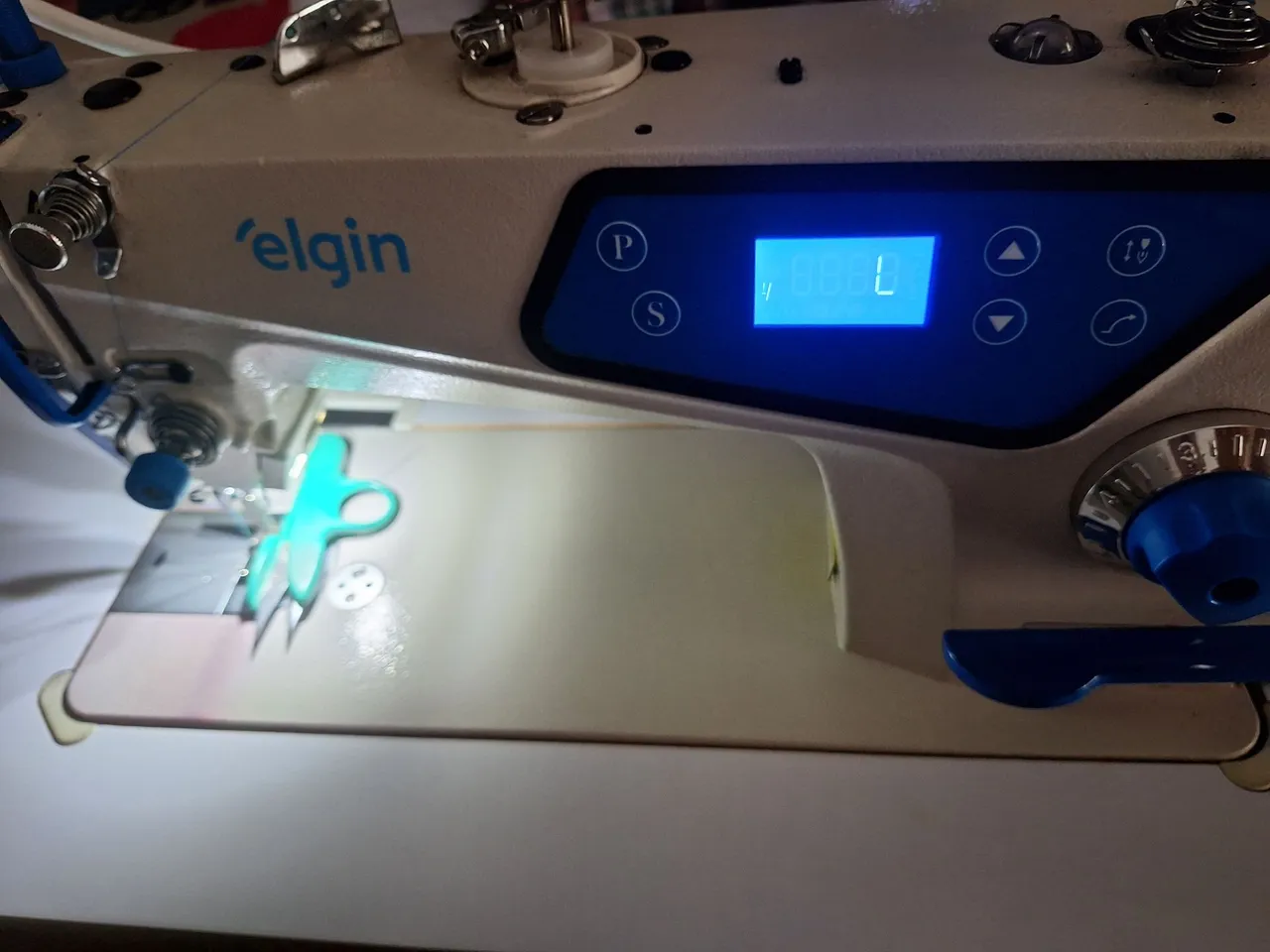 Máquina de Costura Industrial Elgin - Moderna e Eficiente