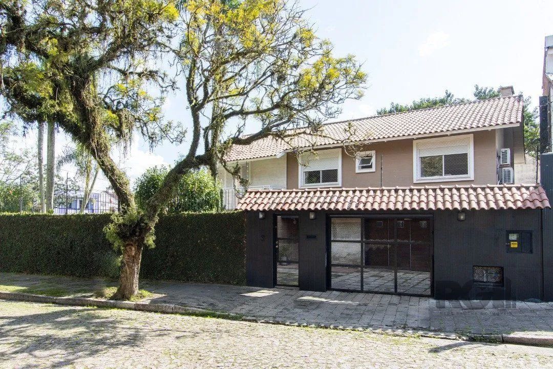 Casa a venda no bairro Guarujá com 4 dormitórios, piscina e salão de festas - Foto 4