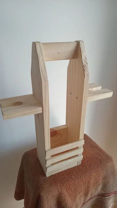 Prateleira de madeira rústica para decoraçã Para vinho e 2 taças  de madeira pinuso - Foto 2