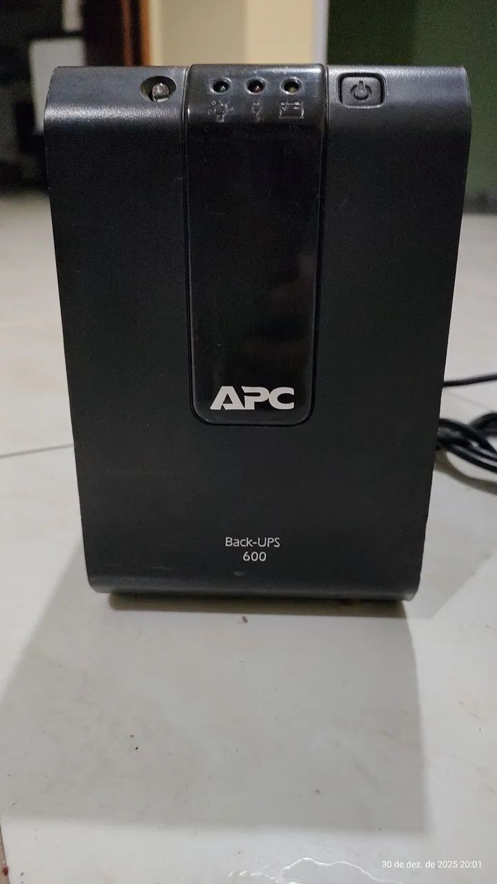 Três Nobreaks APC 600