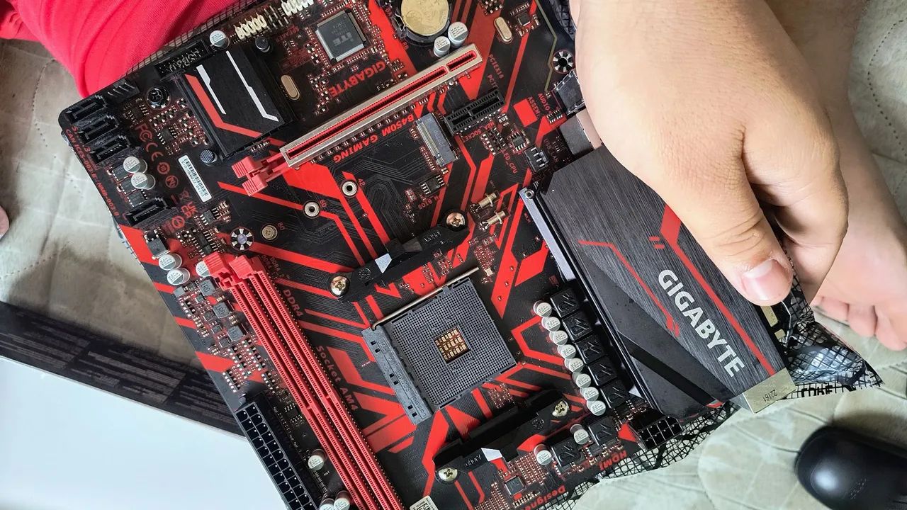 Placa-mãe Gigabyte B450M Gaming DDR4 - Foto 2
