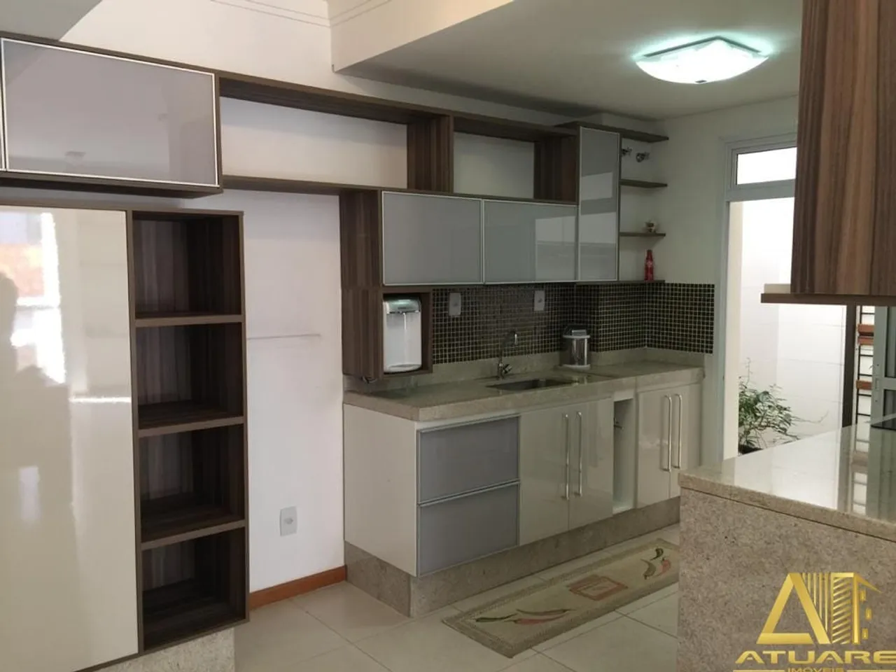 Apartamento com 02 dormitórios sendo 01 suíte, cozinha planejada, sala com mobília, ar con