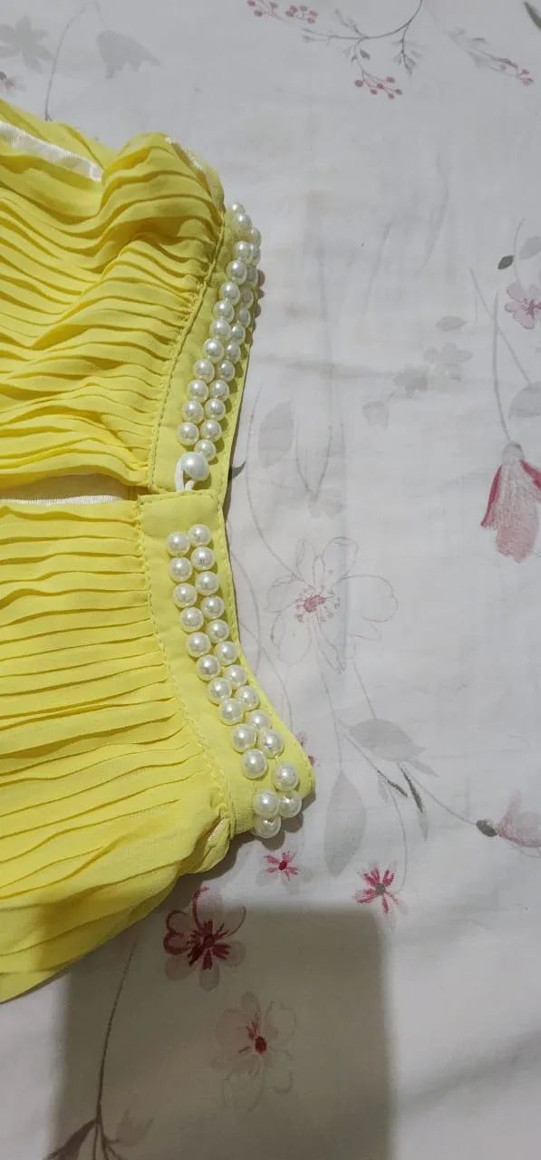 lindo vestido plissado acabamento pérolas no pescoço - Foto 3