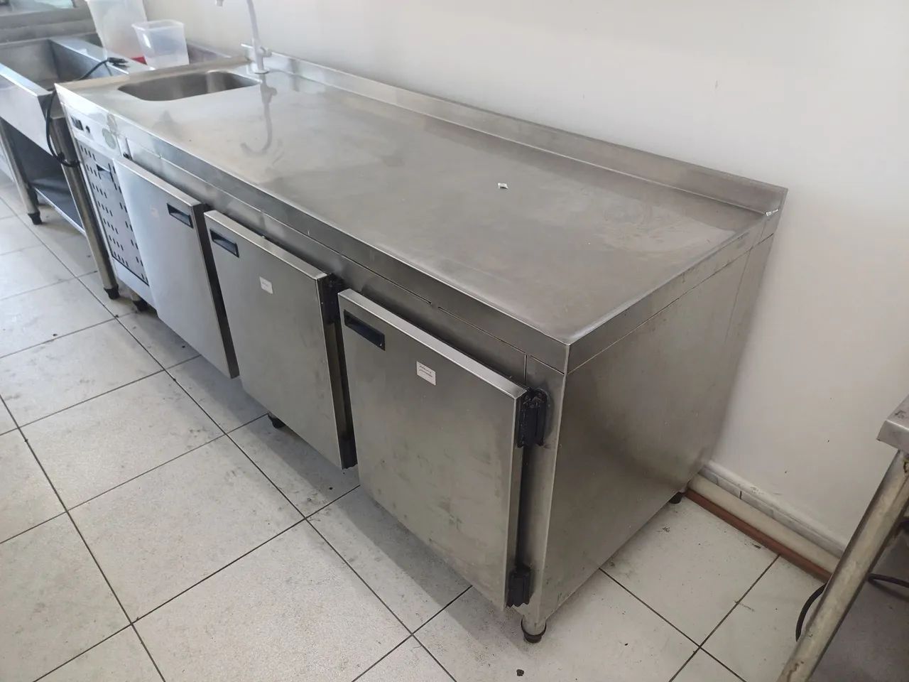 Bancada refrigerada com pia em inox. - Foto 2