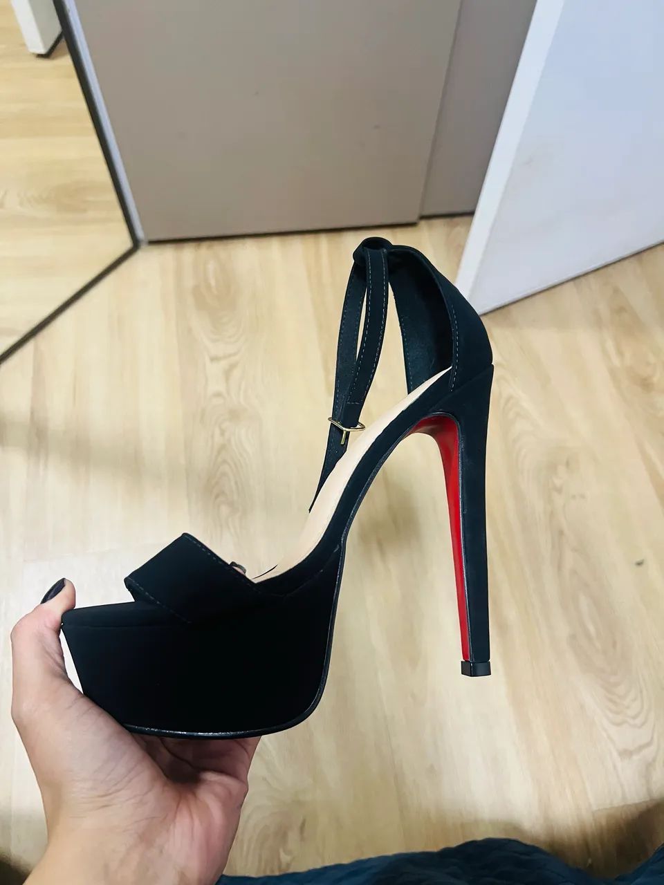 Salto 15cm. Preto com solado vermelho  - Foto 3