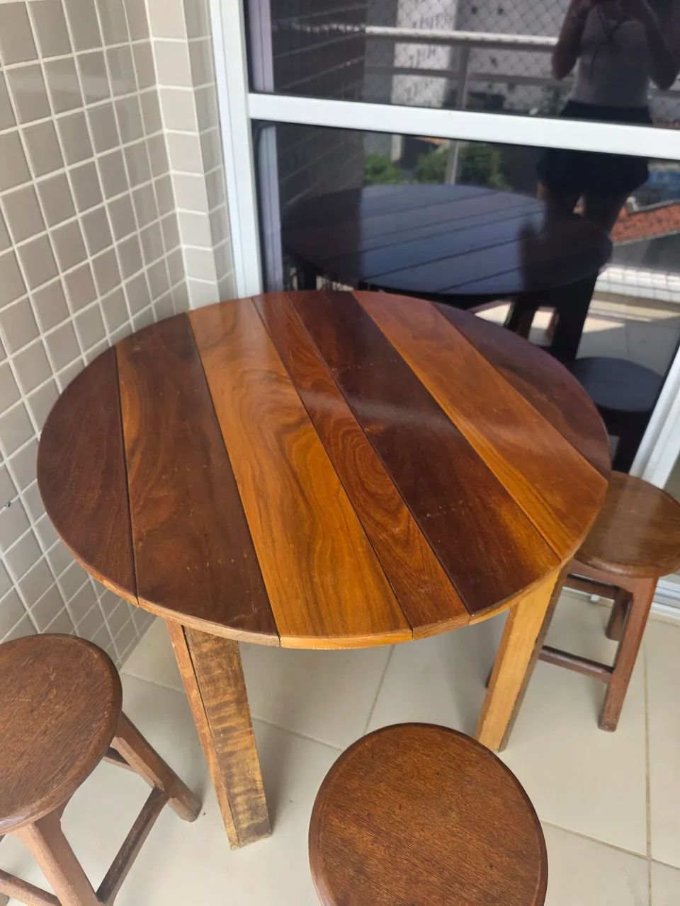 Mesa madeira com 4 bancos