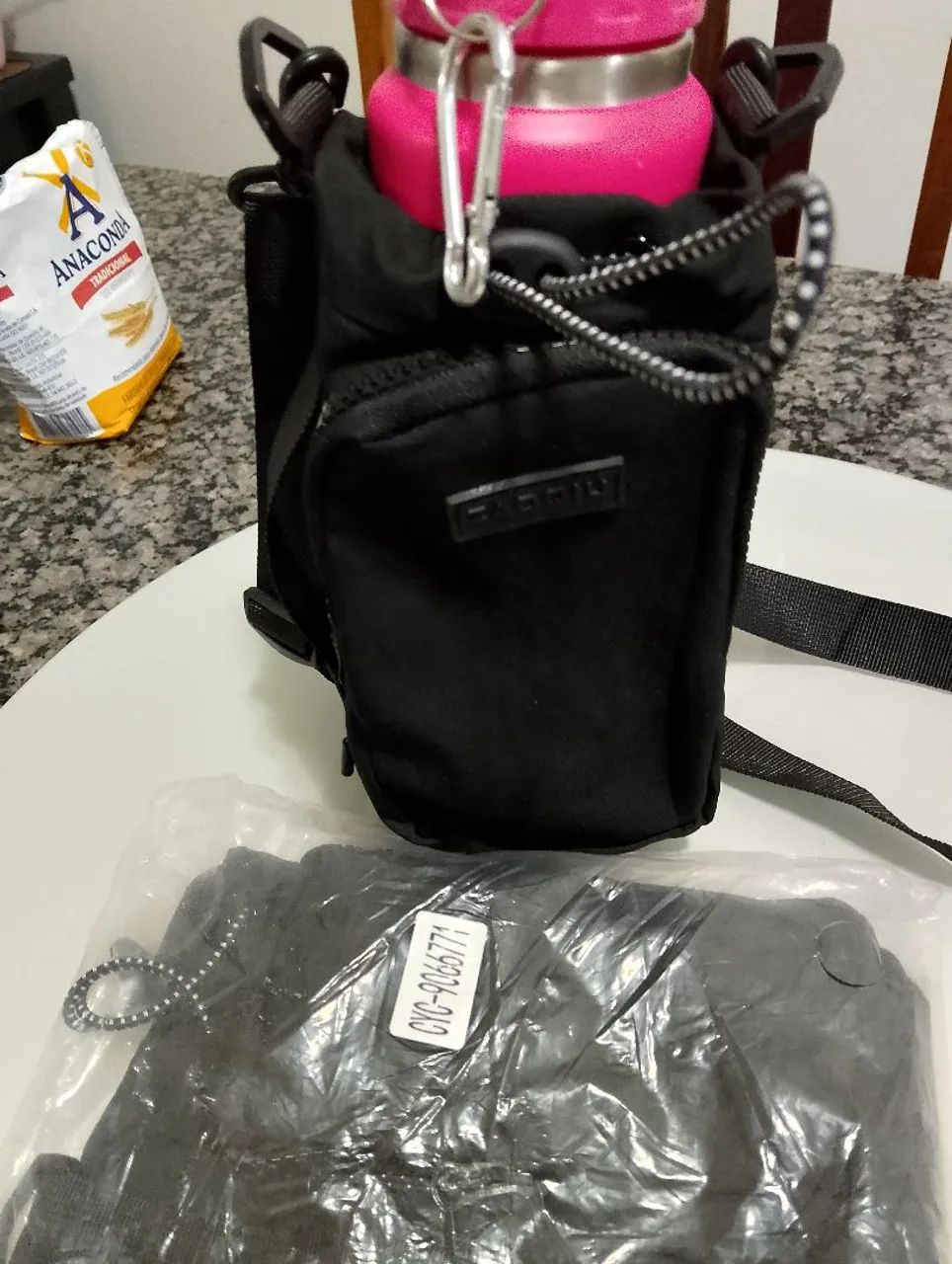 Bolsa para celular e garrafa de água 