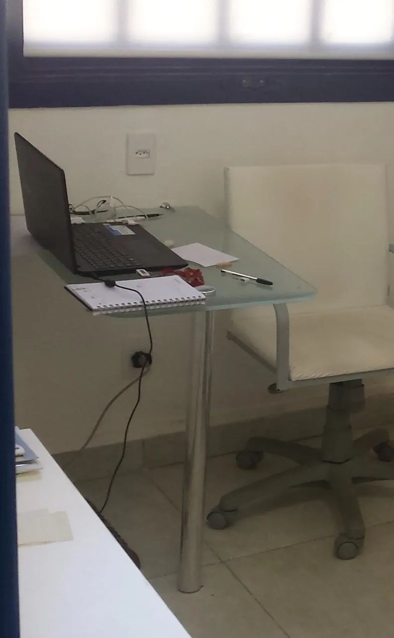 Mesinha de escritório em vidro