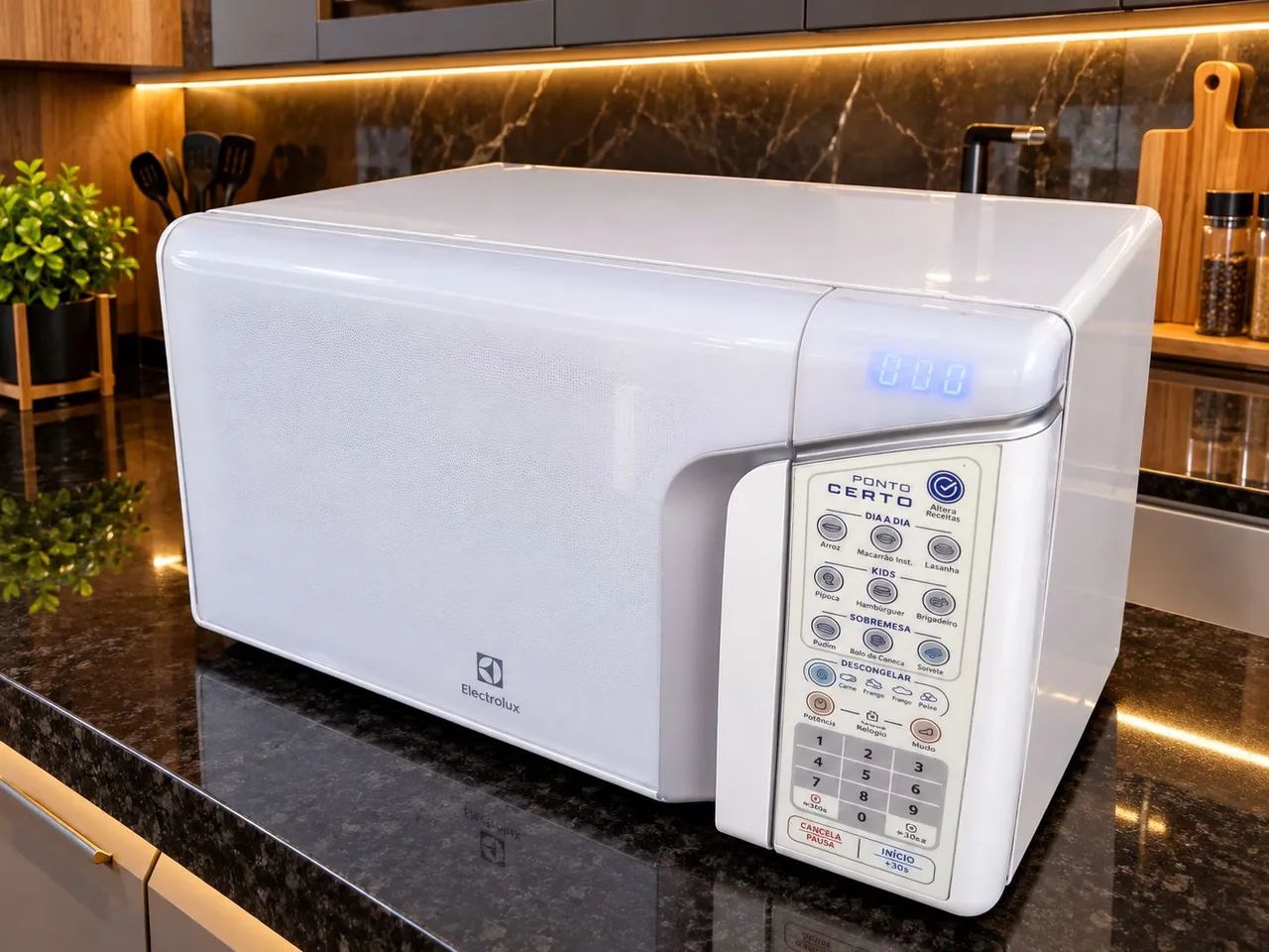 Microondas Eletrolux 31L funcionando perfeitamente.