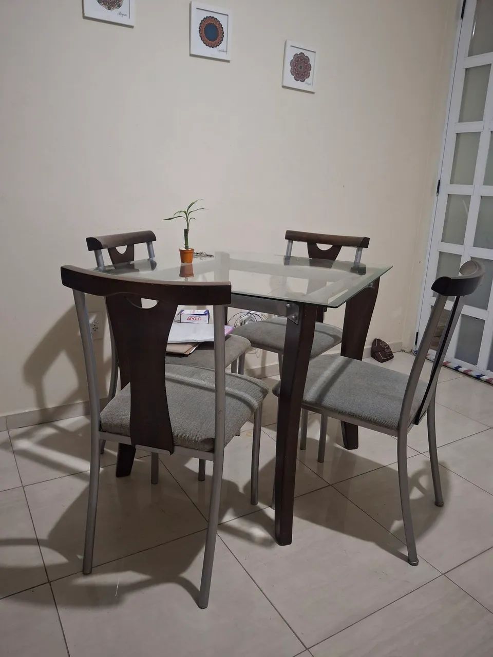 MESA de Vidro com 4 Cadeiras