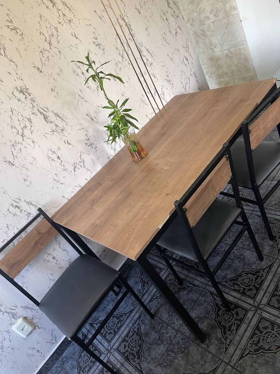Mesa com 4 cadeiras 