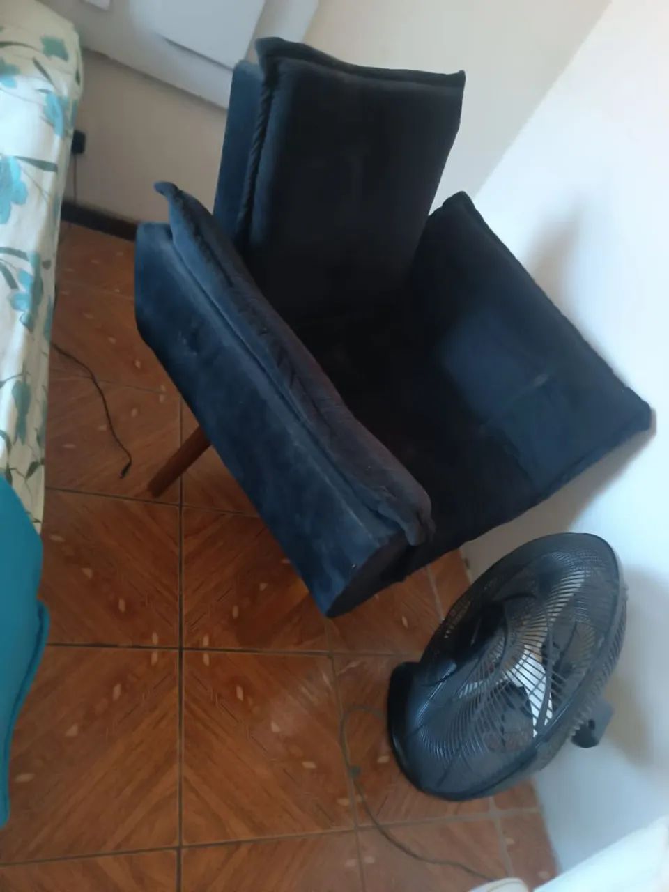 Poltrona confortável em veludo perfeito estado  - Foto 2