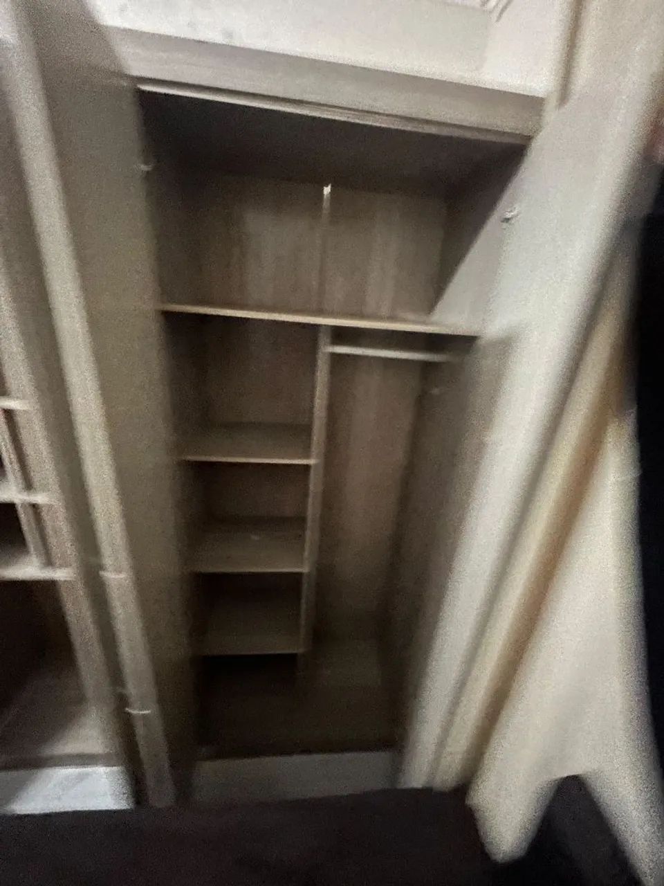 Guarda-roupa 6 portas com espelho - Foto 4