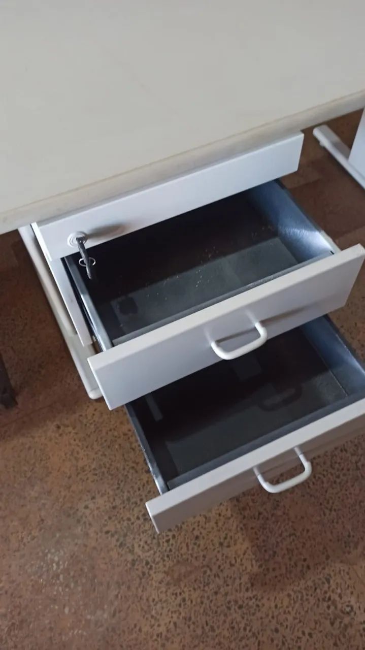 Mesa de Escritório Branca com Gaveteiro - Foto 2