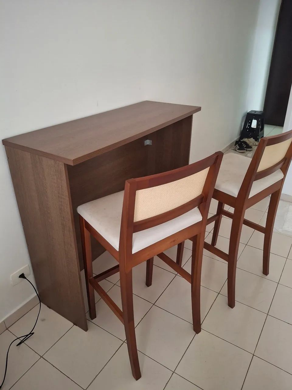 Bancada + banquetas de madeira com renda
