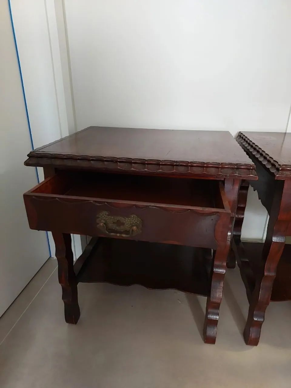 Mesa de Cabeceira em Madeira Maciça - Estilo Colonial - Foto 2