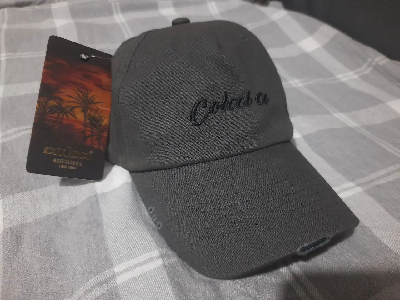 Boné Colcci Cinza e Preto.