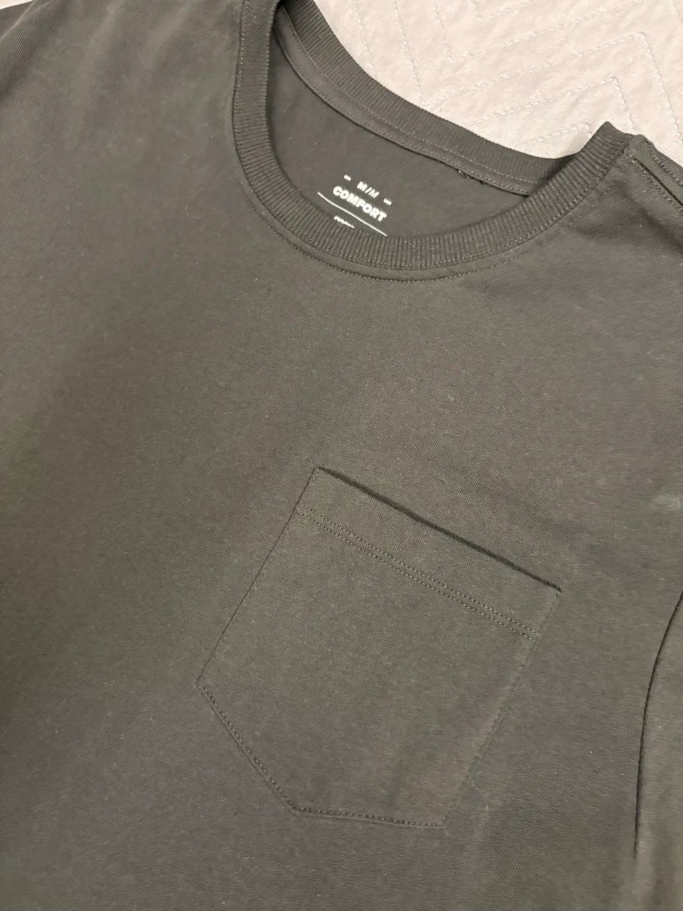 Camisa preta bolso confort M RENNER - Foto 3