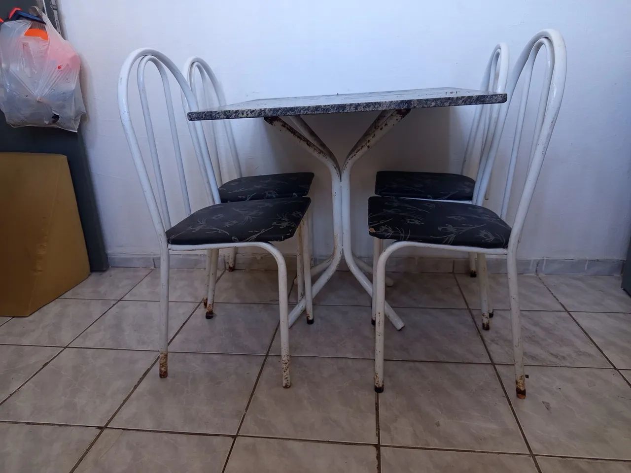 Mesa com 4 cadeiras  - Foto 2