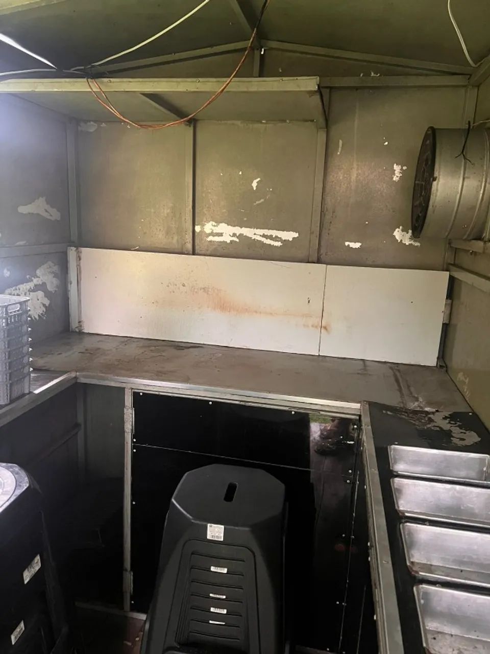VENDE-SE FOOD TRUCK COM BANQUINHOS E MESAS - Foto 3