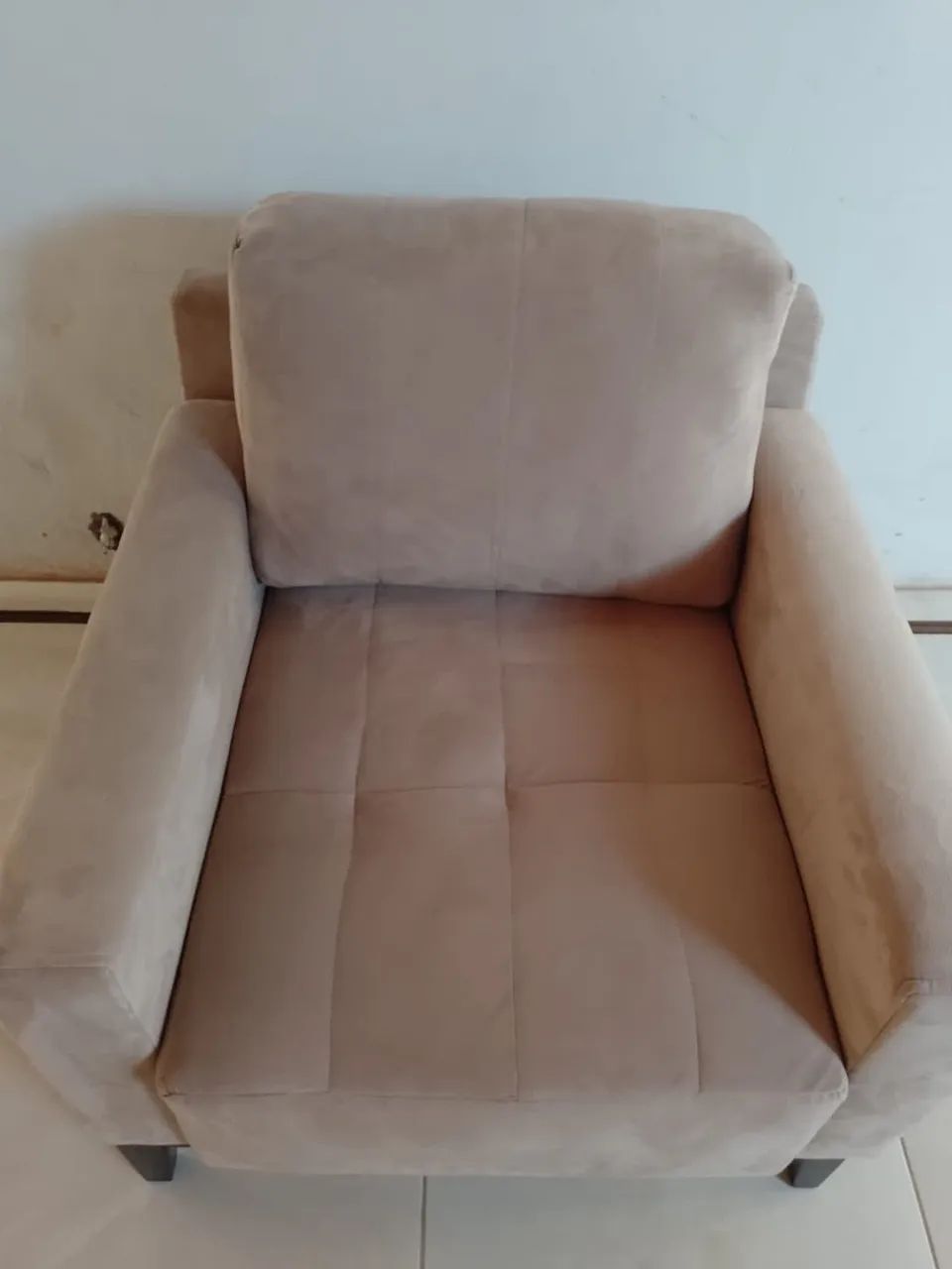 Poltrona pequena em suede ideal para quarto ou sala