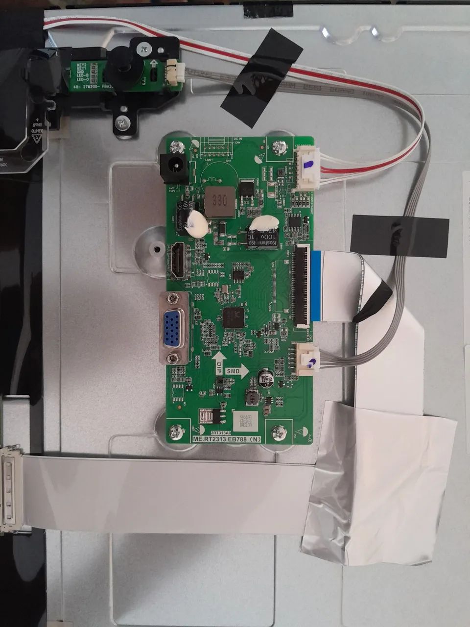 Monitor quebrado somente para tirar peças a placa  - Foto 5