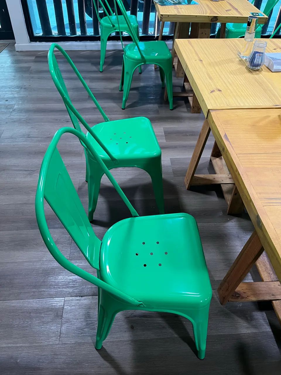 Vendo 12  mesas e 24 cadeiras novas. - Foto 3