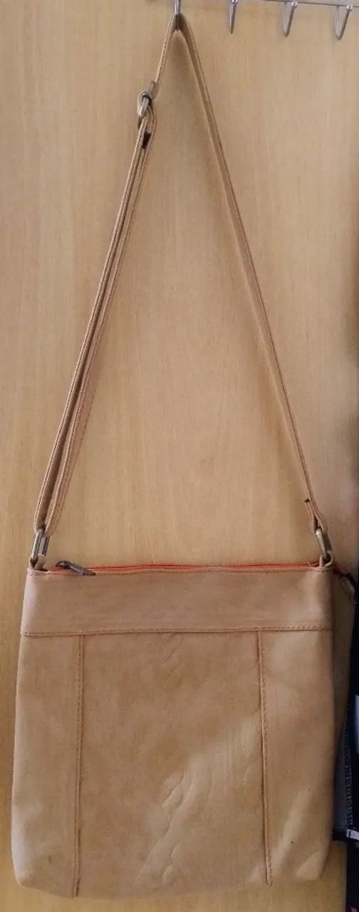 Bolça de ombro, em couro bege.