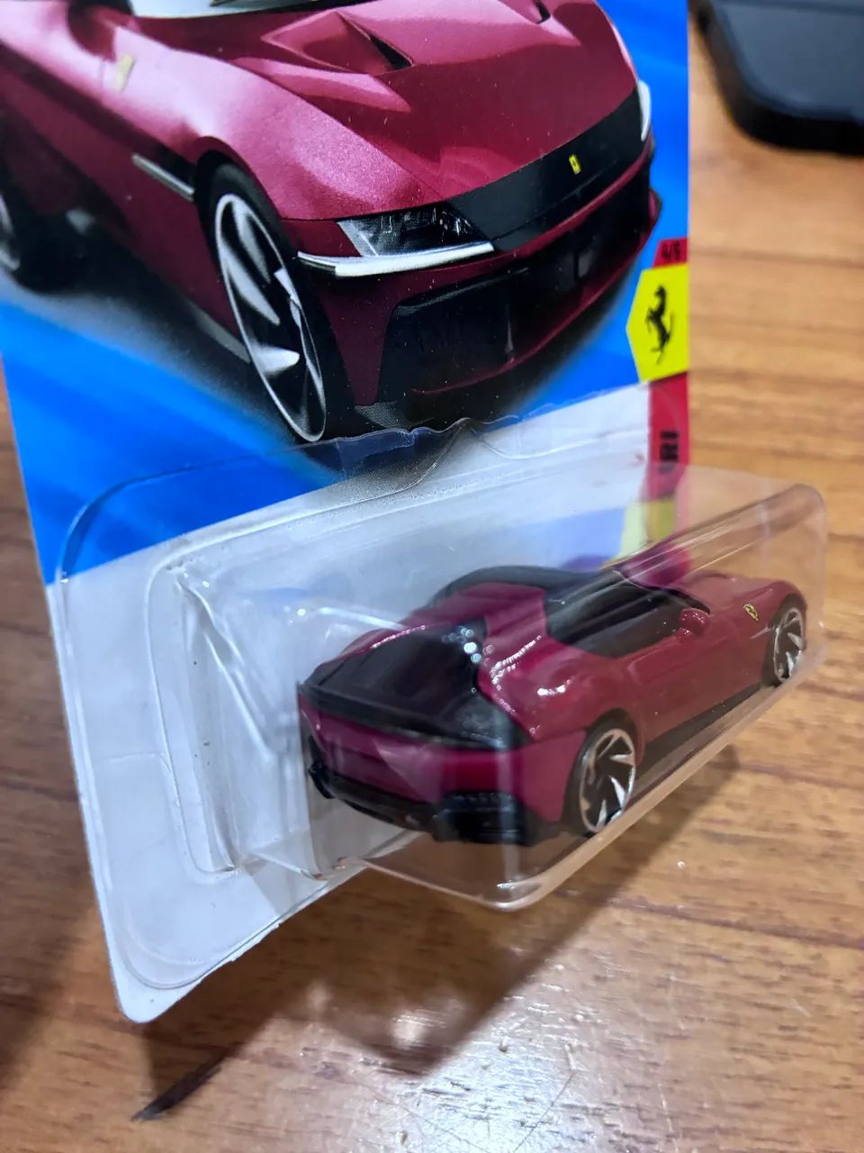 Hot Wheels Ferrari 12 Cilindri Vinho - Foto 3