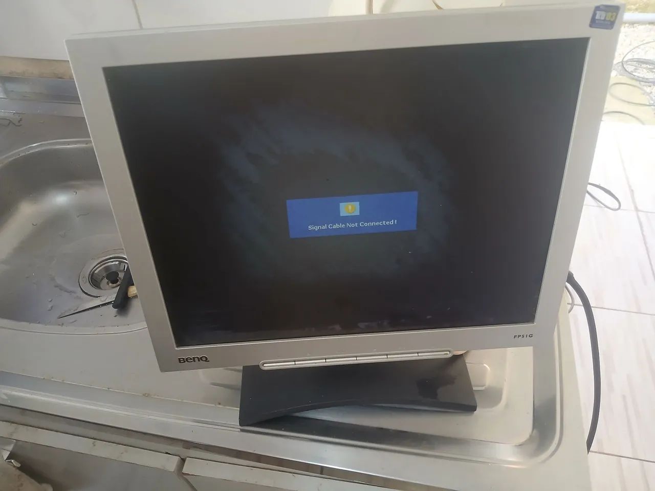 Monitor com manchinha na tela e sem o cabo de ligar 40reais  - Foto 3