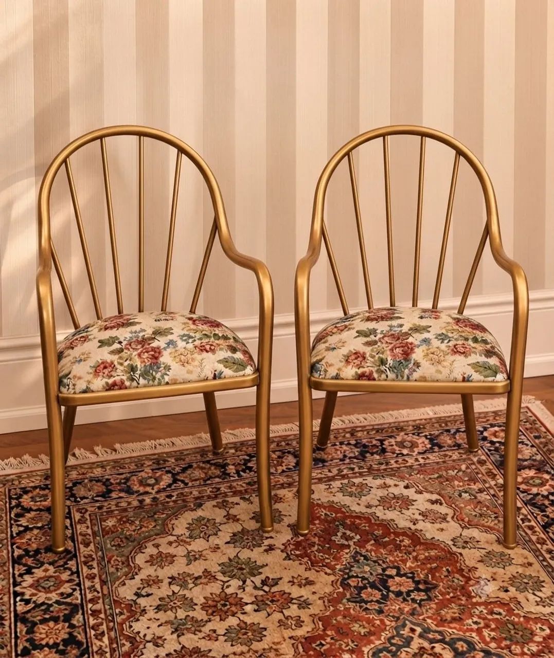 PAR DE POLTRONAS CLASSICAS.