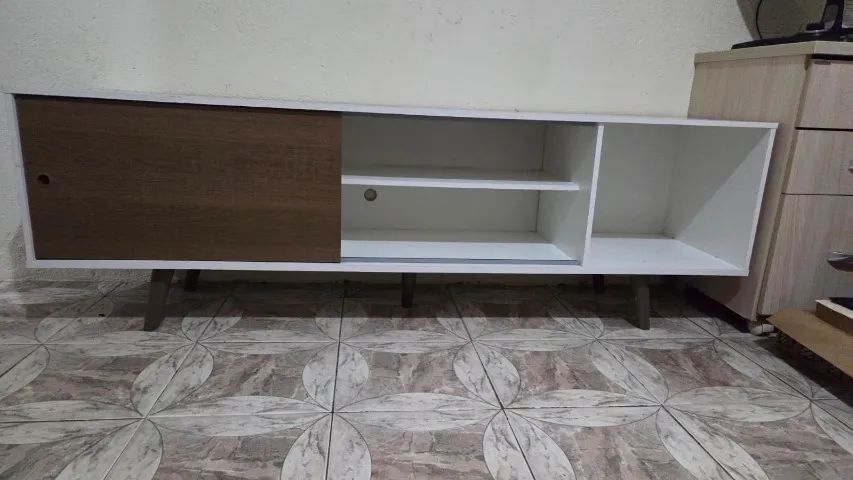 Rack Madesa Dubai para TV até 65 Polegadas com Pés - Branco com detalhes Marrons - Estilo 